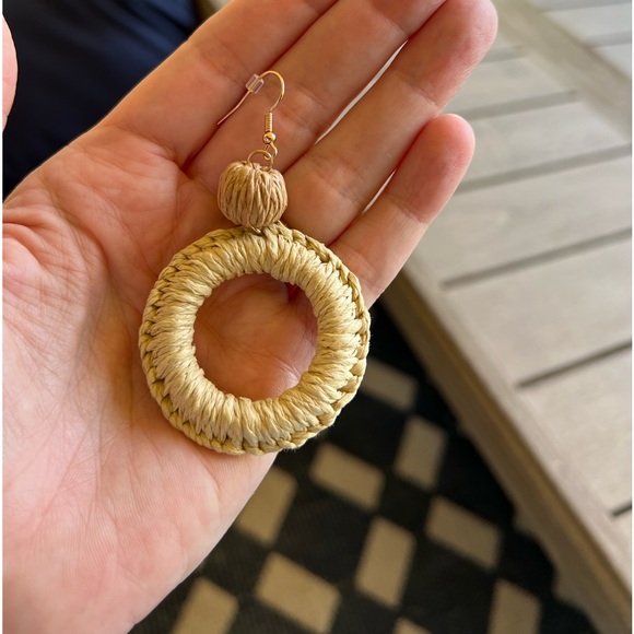 🌴Tropical raffia drop earrings. Round open circle attached round raffia bead. - Picture 6 of 8